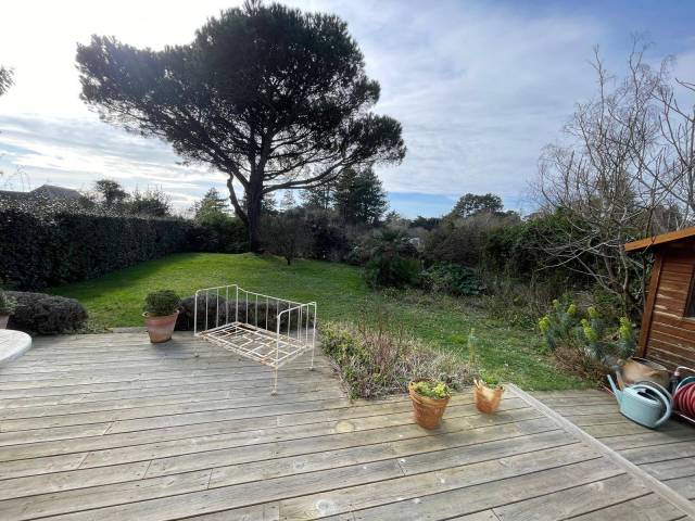 JOLIE MAISON AVEC BEAU JARDIN